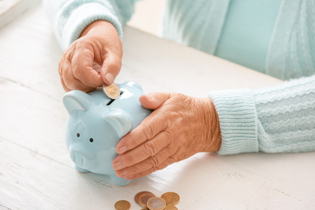 Femme âgée qui économise grâce aux aides