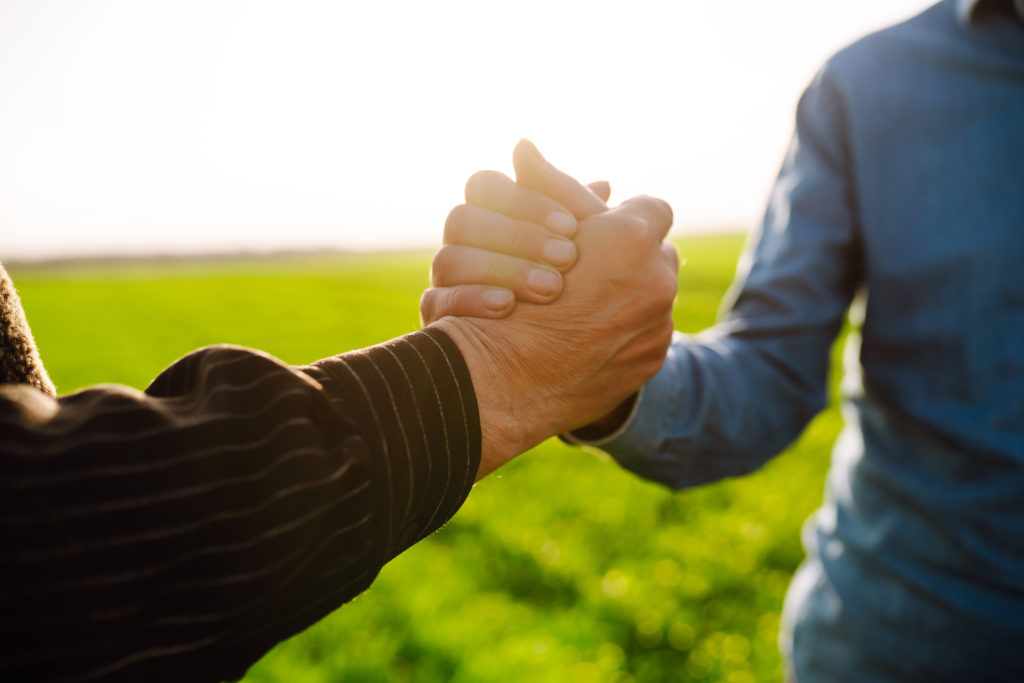 Mains serrées, accompagnement et conseil pour MaPrimeAdapt'